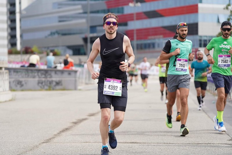 Running mid-race in a Nike singlet.
